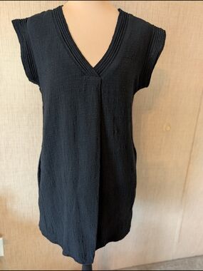 Very J Black V-Neck Textured Cap-Sleeve Tunic